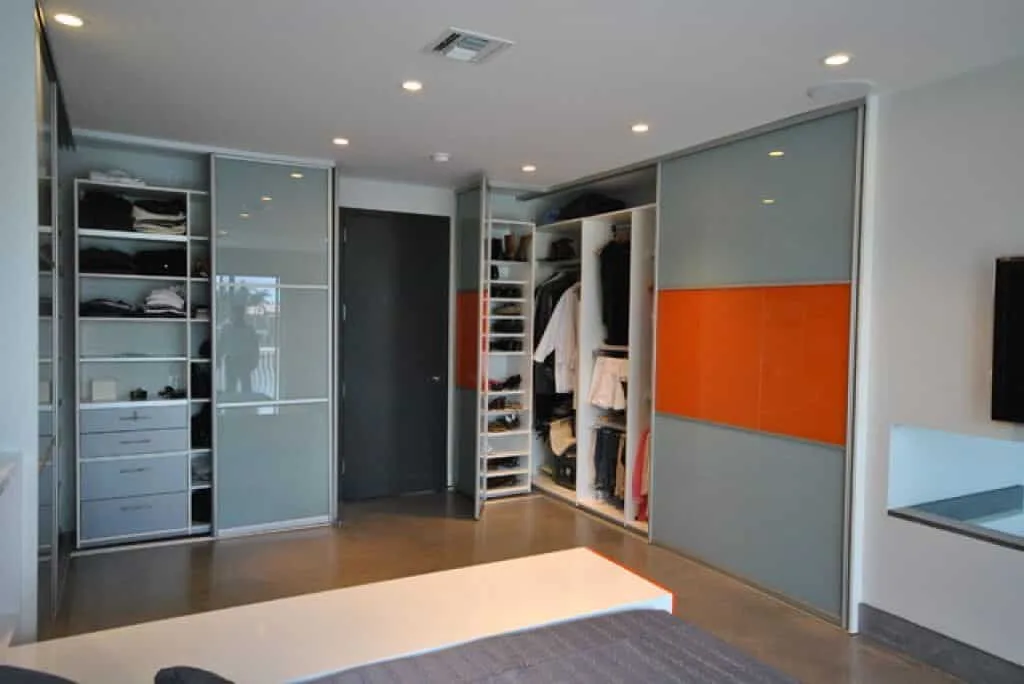 Vstavaná skriňa s posuvnými dverami