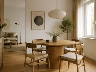 Jedálenský kút s dreveným stolom